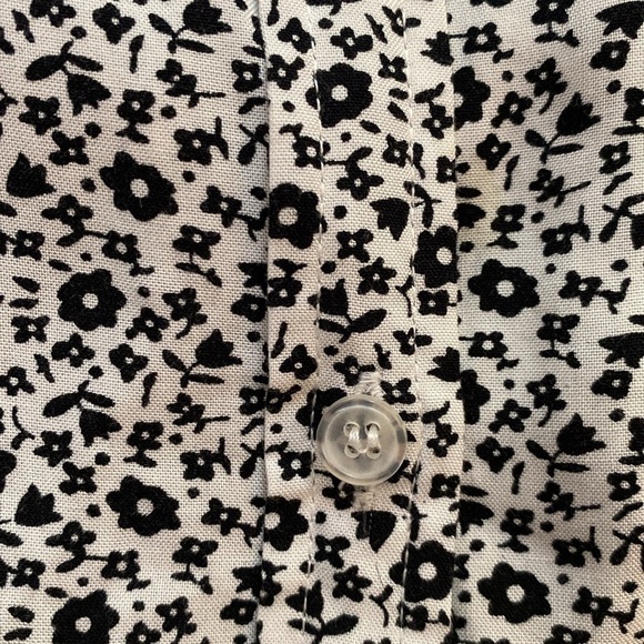 Velvet Heart Black and White Flower Print Button Down Blouse Size Medium - Picture 7 of 12